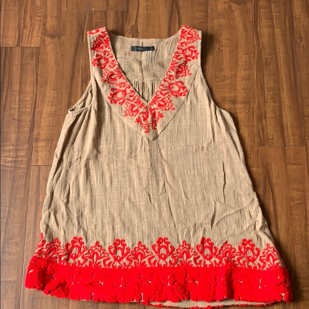Small tan and red top